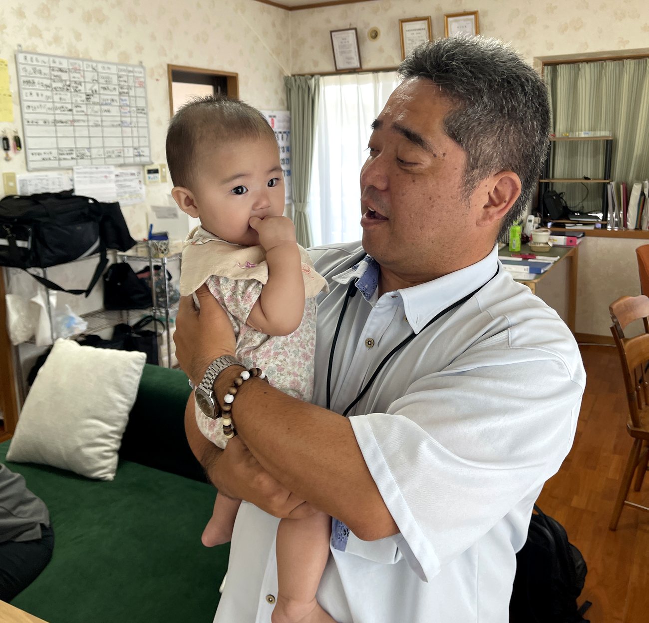 赤ちゃんを抱く呉屋副院長